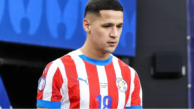 Alex Arce entrando em campo em partida entre Paraguai e Brasil, no Allegiant Stadium, pela Copa América, no dia 28/06/2024. Foto: Christopher Trim/Newscom World
