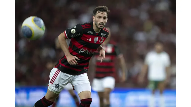 Vina jogador do Flamengo durante partida contra o Palmeiras. Foto: Jorge Rodrigues/AGIF
