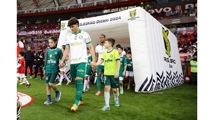 Agustin Giay, lateral do Palmeiras entrando em campo com os fãs do clube antes da partida contra o  Internacional -Brasileirao 2024 no Beira-Rio 
