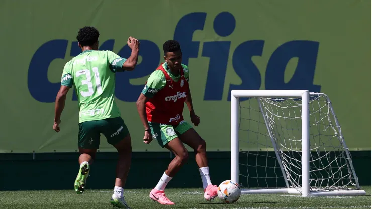 Os jogadores Luighi e Estêvão (D), da SE Palmeiras, durante treinamento, na Academia de Futebol. (Foto: Cesar Greco/Palmeiras/by Canon)
