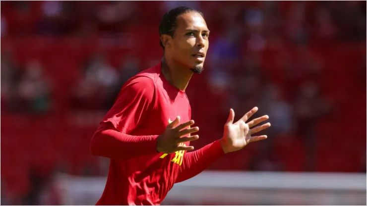 Foto: Barrington Coombs/Getty Images - Van Dijk em jogo do Liverpool.
