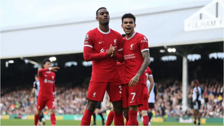 Foto: Justin Setterfield/Getty Images - Jogadores do Liverpool comemoram gol.
