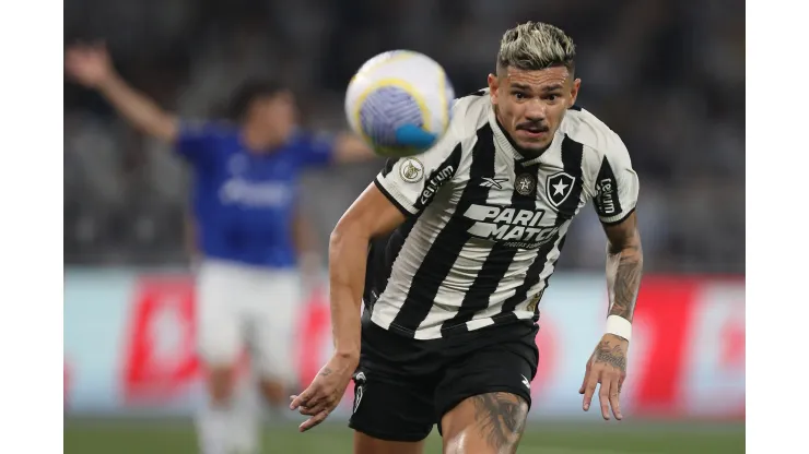 RIO DE JANEIRO, BRAZIL - JULY 27: Tiquinho Soares of Botafogo runs for the ball during the match between Botafogo and Cruzeiro as part of Brasileirao 2024 at Estadio Olimpico Nilton Santos on July 27, 2024 in Rio de Janeiro, Brazil. (Photo by Wagner Meier/Getty Images)
