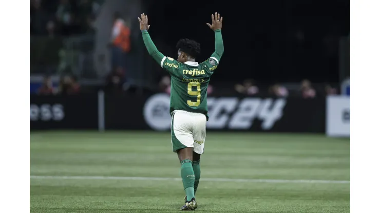 SAO PAULO, BRAZIL - MAY 30: Endrick of Palmeiras aknowledges the fans after being substituted during a Group F Copa CONMEBOL Libertadores 2024 match between Palmeiras and San Lorenzo at Allianz Parque on May 30, 2024 in Sao Paulo, Brazil. This is Endrick's last game as part of Palmeiras before his transfer to Real Madrid. (Photo by Alexandre Schneider/Getty Images)
