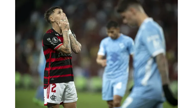 Varela jogador do Flamengo lamenta durante partida contra o Bolivar. Foto: Jorge Rodrigues/AGIF
