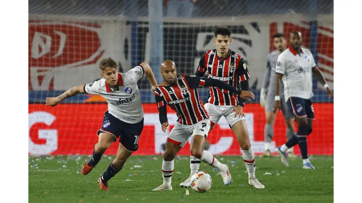 Jogadores do Nacional e São Paulo. (Foto de Ernesto Ryan/Getty Images)
