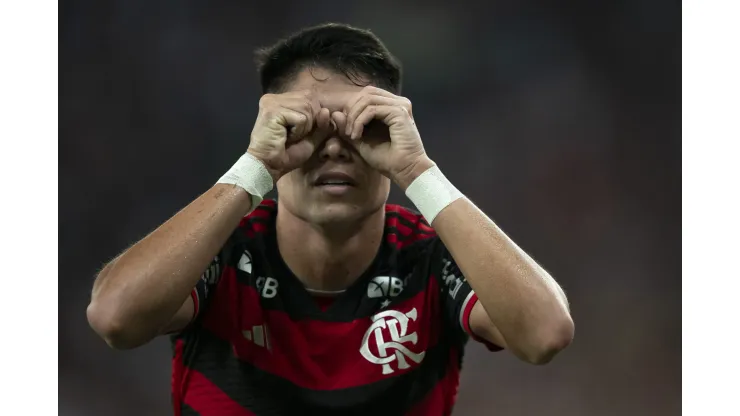 RJ - RIO DE JANEIRO - 15/08/2024 - COPA LIBERTADORES 2024, FLAMENGO X BOLIVAR - Luiz Araujo jogador do Flamengo comemora seu gol durante partida contra o Bolivar no estadio Maracana pelo campeonato Copa Libertadores 2024. Foto: Jorge Rodrigues/AGIF
