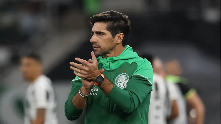 Abel Ferreira durante jogo diante do Glorioso. Foto: Cesar Greco/Palmeiras
