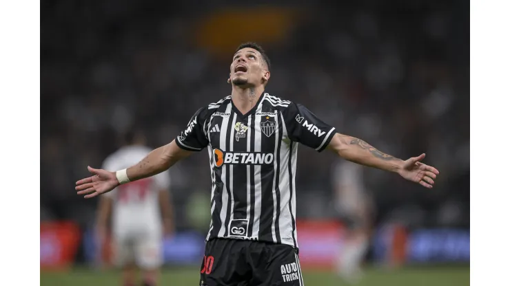 BELO HORIZONTE, BRAZIL - DECEMBER 02: Paulinho of Atletico MG celebrates after scoring the team's second goal during between Atletico MG and Sao Paulo as part of Brasileirao 2023 at Mineirao on December 02, 2023 in Belo Horizonte, Brazil. (Photo by João Guilherme/Getty Images)
