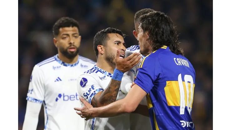 BUENOS AIRES, ARGENTINA - AUGUST 15: William of Cruzeiro argues with Edinson Cavani of Boca Juniors  during the 2024 Copa CONMEBOL Sudamericana round of 16 first leg match between Boca Juniors and Cruzeiro at Estadio Alberto J. Armando on August 15, 2024 in Buenos Aires, Argentina. (Photo by Daniel Jayo/Getty Images)
