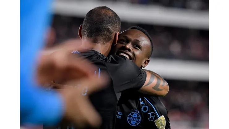 LA PLATA, ARGENTINA - APRIL 23: Nathan Fernandes (R) of Gremio celebrates with teammate Joao Pedro Galvao after scoring the team's first goal during a Copa CONMEBOL Libertadores 2024 Group C match between Estudiantes and Gremio at Jorge Luis Hirschi Stadium on April 23, 2024 in La Plata, Argentina.  (Photo by Marcelo Endelli/Getty Images)
