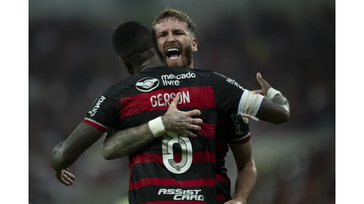 Leo Pereira jogador do Flamengo comemora seu gol com Gerson. Foto: Jorge Rodrigues/AGIF
