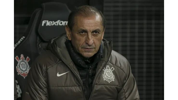 SAO PAULO, BRAZIL - AUGUST 10: Head coach Ramon Diaz of Corinthians looks on from the bench during the Brasileirao 2024 match between Corinthians and Red Bull Bragantino at Neo Quimica Arena on August 10, 2024 in Sao Paulo, Brazil. (Photo by Ricardo Moreira/Getty Images)
