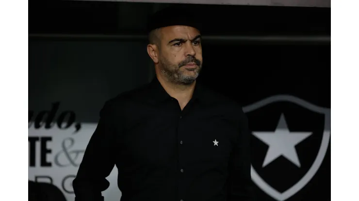 Soccer - Brasileirao 2024 - Botafogo 0:0 Internacional RIO DE JANEIRO, BRAZIL - JULY 20: ARTUR JORGE, Head Coach of Botafogo, looks on before the match between Botafogo and Internacional as part of Brasileirao 2024 at Nilton Santos Stadium on July 20, 2024 in Rio de Janeiro, Brazil. Rio de Janeiro Nilton Santos Stadium Brazil Copyright: xRuanoxCarneiroxRuanoxCarneirox
