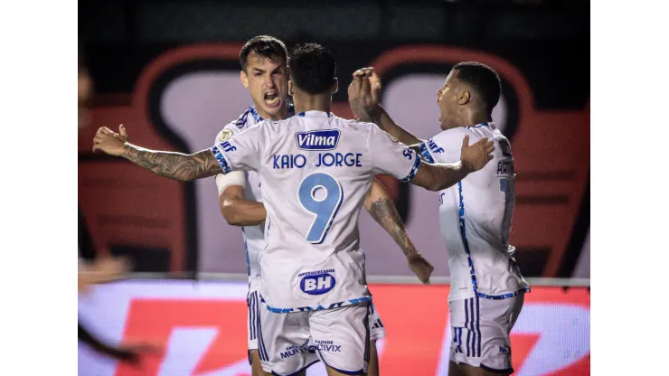 Dinenno comemorando um dos seus gols contra o Vitória
