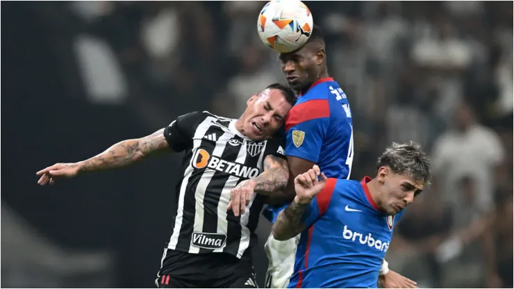 Foto: Pedro Vilela/Getty Images - Vargas, do Atlético-MG, disputando bola com adversários.
