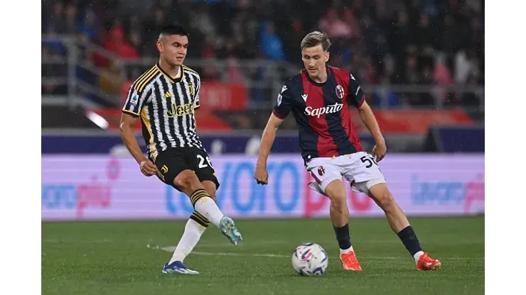 Carlos Alcaraz, da Juventus, compete pela bola com Alexis Saelemaekers do Bologna FC durante o jogo da Serie A TIM  de 2024 em Bolonha, Itália
