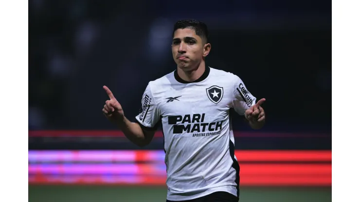 Savarino jogador do Botafogo comemora seu gol durante partida contra o Palmeiras no Allianz Parque pela Copa Libertadores 2024. Foto: Ettore Chiereguini/AGIF
