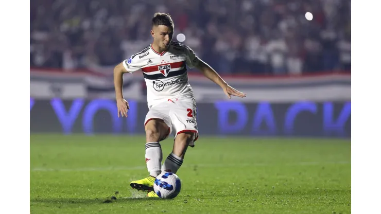 SAO PAULO, BRAZIL - SEPTEMBER 08: Galoppo of Sao Paulo takes the fifth penalty and scores in the shootout after a Copa CONMEBOL Sudamericana 2022 second-leg semifinal match between Sao Paulo and Atletico Goianiense at Morumbi Stadium on September 08, 2022 in Sao Paulo, Brazil. (Photo by Ricardo Moreira/Getty Images)
