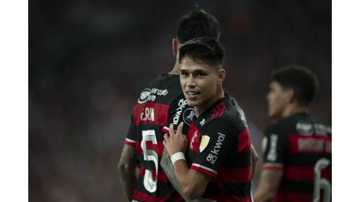 Luiz Araujo jogador do Flamengo comemora seu gol com Pulgar durante partida contra o Bolivar. Foto: Jorge Rodrigues/AGIF
