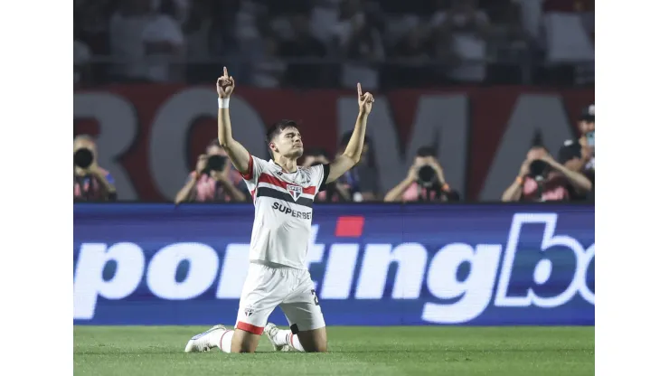 SAO PAULO, BRAZIL - AUGUST 22: Bobadilla of Sao Paulo celebrates after scoring the first goal of his team during a Copa CONMEBOL Libertadores 2024 Round of 16 second leg match between Sao Paulo and Nacional at MorumBIS on August 22, 2024 in Sao Paulo, Brazil.  (Photo by Alexandre Schneider/Getty Images)
