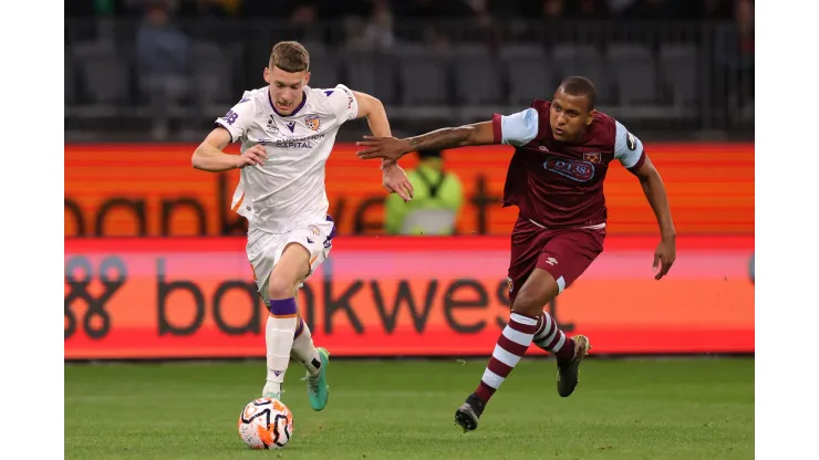 SOCCER WEST HAM GLORY, Trent Ostler of the Glory under pressure from Luizao of West Ham United during the pre-season soccer match between West Ham United and Perth Glory at Optus Stadium in Perth, Saturday, July 15, 2023.  ACHTUNG: NUR REDAKTIONELLE NUTZUNG, KEINE ARCHIVIERUNG UND KEINE BUCHNUTZUNG PERTH WESTERN AUSTRALIA AUSTRALIA PUBLICATIONxNOTxINxAUSxNZLxPNGxFIJxVANxSOLxTGA Copyright: xRICHARDxWAINWRIGHTx 20230715001820770001
