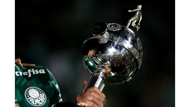 Taça da Copa Libertadores. (Foto de Ernesto Ryan/Getty Images)
