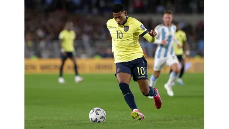 Gonzalo Plata do equador controlando a bola durante a Copa do Mundo FIFA contra a  Argentina 
