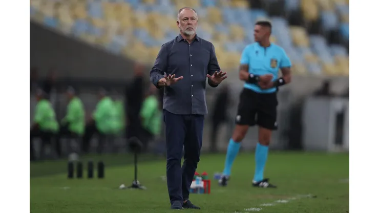 RIO DE JANEIRO, BRAZIL - JULY 4: Head coach Mano Menezes of Fluminense reacts during the match between Fluminense and Internacional as part of Brasileirao 2024 at Maracana Stadium on July 4, 2024 in Rio de Janeiro, Brazil. (Photo by Wagner Meier/Getty Images)
