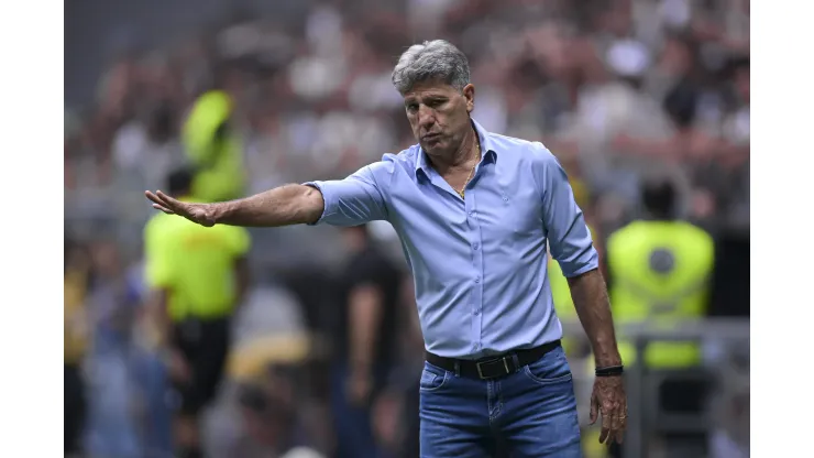 BELO HORIZONTE, BRAZIL - NOVEMBER 26: Renato Gaucho head coach of Gremio reacts during a match between Atletico Mineiro and Gremio as part of Brasileirao 2023 at Arena MRV on November 26, 2023 in Belo Horizonte, Brazil. (Photo by Pedro Vilela/Getty Images)
