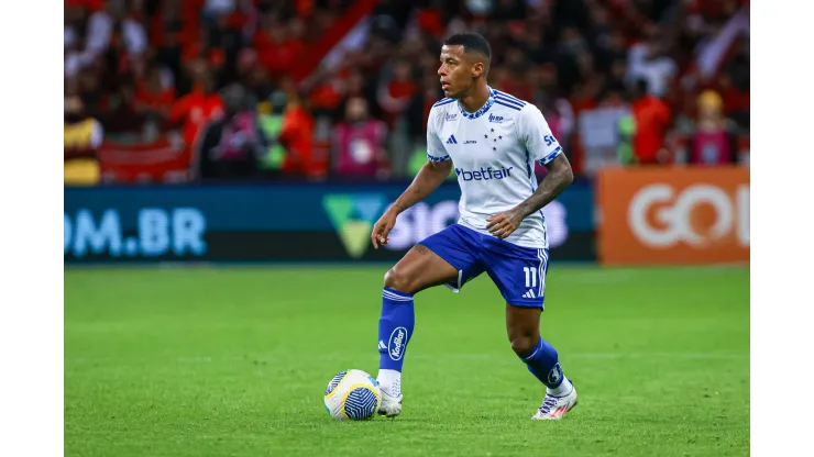 Arthur Gomes jogador do Cruzeiro durante partida contra o Internacional no estadio Beira-Rio pelo campeonato Brasileiro A 2024
