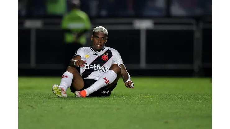 RJ - RIO DE JANEIRO - 26/08/2024 - BRASILEIRO A 2024, VASCO X ATHLETICO-PR - Emerson Rodriguez jogador do Vasco durante partida contra o Athletico-PR no estadio Sao Januario pelo campeonato Brasileiro A 2024. Foto: Thiago Ribeiro/AGIF
