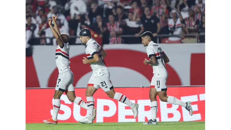 Lucas Moura do Sao Paulo celebrando com os companheiros o gol durante partida contra o Cruzeiro Brasileirao Series A 2024 
