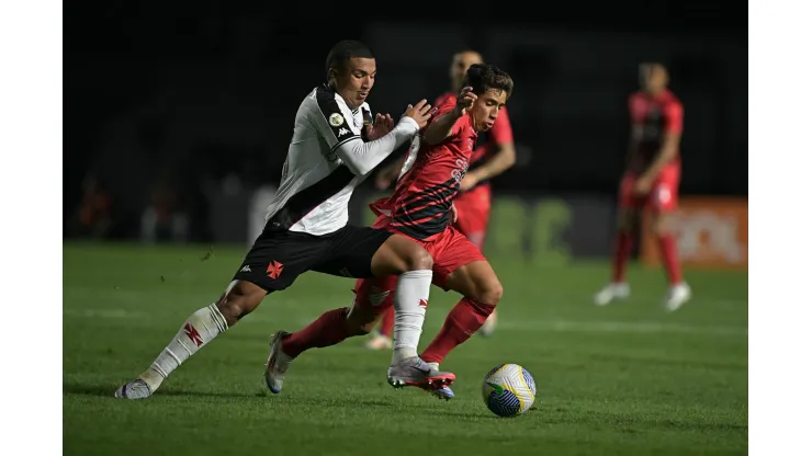 Mateus Cocão jogador do Vasco disputa lance com João Cruz jogador do Athletico-PR. Foto: Jorge Rodrigues/AGIF
