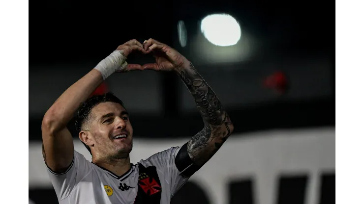 Vegetti jogador do Vasco durante partida