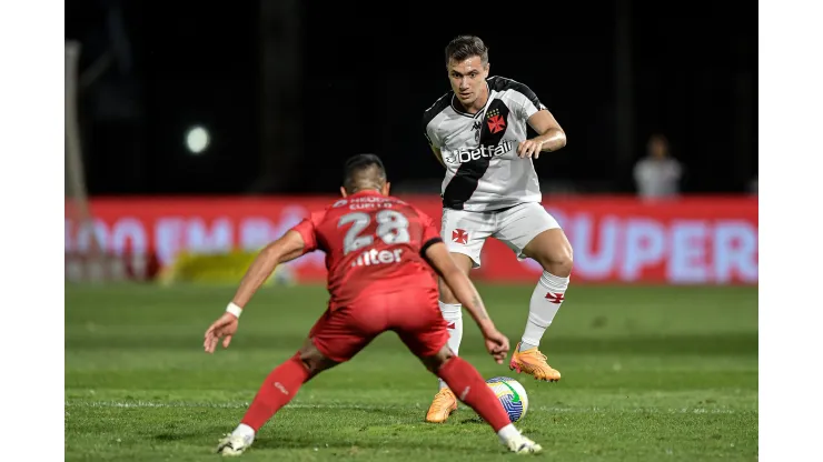 RJ - RIO DE JANEIRO - 29/08/2024 - BRASILEIRO A 2024, VASCO X ATHLETICO-PR - Lucas Piton jogador do Vasco durante partida contra o Athletico-PR no estadio Sao Januario pelo campeonato Brasileiro A 2024. Foto: Thiago Ribeiro/AGIF
