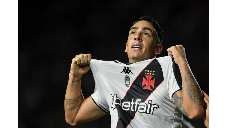 Puma Rodriguez jogador do Vasco comemora seu gol durante partida contra o Athletico-PR. Foto: Thiago Ribeiro/AGIF
