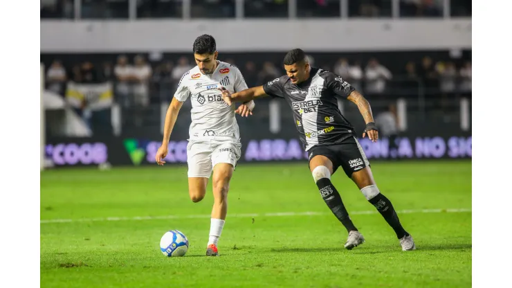 João Basso jogador do Santos durante partida contra a Ponte Preta. Foto: Reinaldo Campos/AGIF
