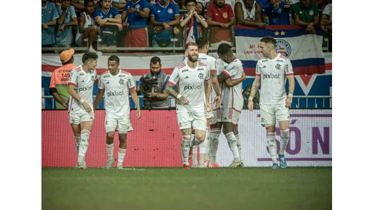 Jogadores do Flamengo comemorando gol durante partida contra o Bahia. Foto: Jhony Pinho/AGIF
