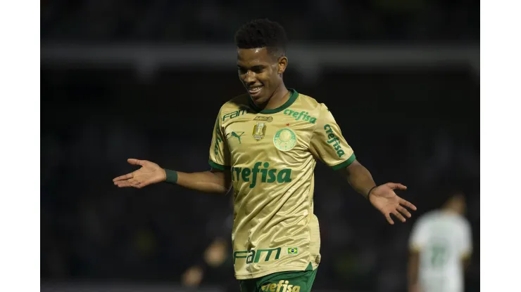 Estêvão vai brilhando na goleada do Palmeiras por 4 a 0 contra o Cuiabá ainda no primeiro tempo. Foto: Anderson Romao/AGIF
