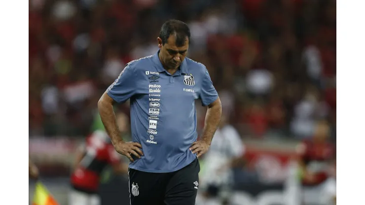 RIO DE JANEIRO, BRAZIL - DECEMBER 06: Fabio Carille coach of Santos reacts during a match between Flamengo and Santos as part of Brasileirao 2021 at at Maracana Stadium on December 6, 2021 in Rio de Janeiro, Brazil. (Photo by Wagner Meier/Getty Images)
