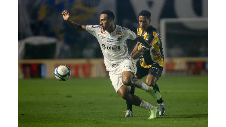 SP - SANTOS - 24/08/2024 - BRASILEIRO B 2024, SANTOS X AMAZONAS - Wendel jogador do Santos durante partida contra o Amazonas no estadio Vila Belmiro pelo campeonato Brasileiro B 2024. Foto: Reinaldo Campos/AGIF
