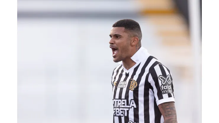 SP - CAMPINAS - 04/08/2024 - BRASILEIRO B 2024, PONTE PRETA X AVAI - Jeh jogador do Ponte Preta comemora seu gol durante partida contra o Avai no estadio Moises Lucarelli pelo campeonato Brasileiro B 2024. Foto: Diogo Reis/AGIF
