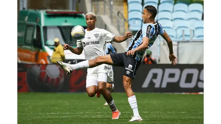 Deyverson, jogador do Atlético-MG disputa a bola com Gustavo Martins do Gremio durante partida pelo Brasileirão 2024 na Arena em Porto Alegre
