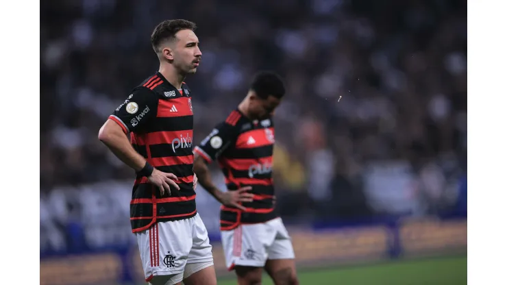 Jogadores do Flamengo durante partida contra o Corinthians. Foto: Ettore Chiereguini/AGIF
