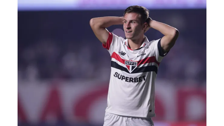 SP - SAO PAULO - 17/07/2024 - BRASILEIRO A 2024, SAO PAULO X GREMIO - Giuliano Galoppo jogador do Sao Paulo lamenta durante partida contra o Gremio no estadio Morumbi pelo campeonato Brasileiro A 2024. Foto: Ettore Chiereguini/AGIF
