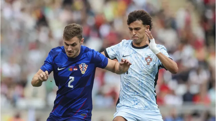 João Félix divide bola com Josip Stanisic em partida entre Portugal e Croácia. (Photo by Carlos Rodrigues/Getty Images)
