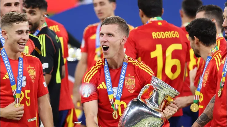 Dani Olmo comemora título da Eurocopa. (Photo by Lars Baron/Getty Images)
