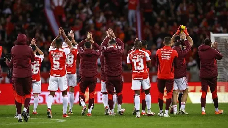 Jogadores do Internacional celebram com os torcedores  após vencer a duelo diante do Cruzeiro como parte do Brasileirao 2024 no Estádio Beira-Rio, em Porto Alegre
