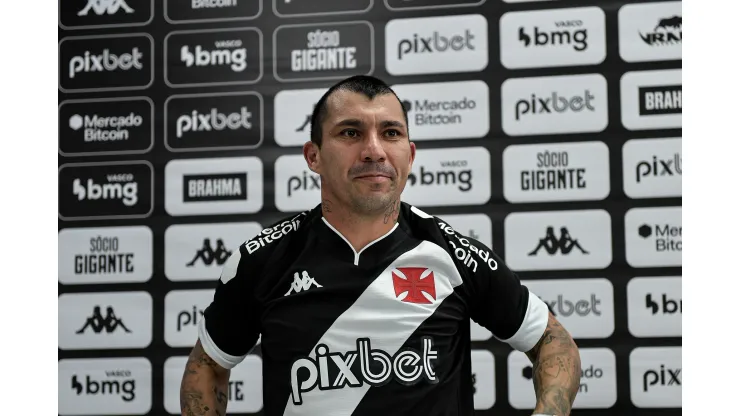 RJ - RIO DE JANEIRO - 13/07/2023 - VASCO, APRESENTACAO GARY MEDEL - Gary Medel durante sua apresentacao oficial como jogador do Vasco em coletiva de imprensa realizada no CT Moacyr Barbosa. Foto: Thiago Ribeiro/AGIF
